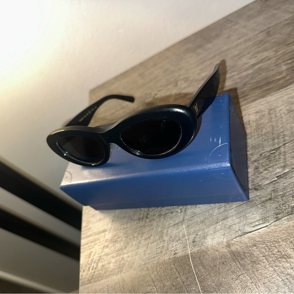 AUTHENTIC LOUIS VUITTON cat-eye SUNGLASSES - Picture 3 of 7